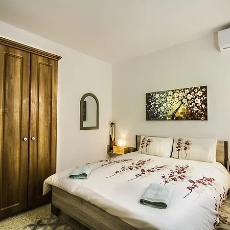 Sunshine Court 5 * Аура